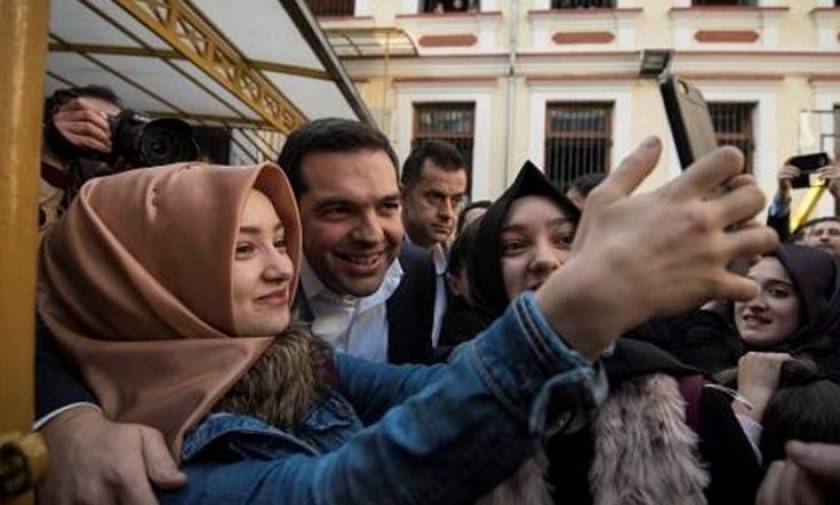 Ξάνθη: Η selfie του Τσίπρα με μουσουλμάνες μαθήτριες