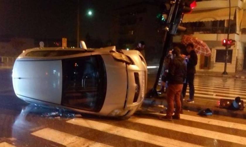 Λάρισα: Το αυτοκίνητο έκανε ...τρελή πορεία αλλά ο οδηγός βγήκε σώος και αβλαβής! (pics)