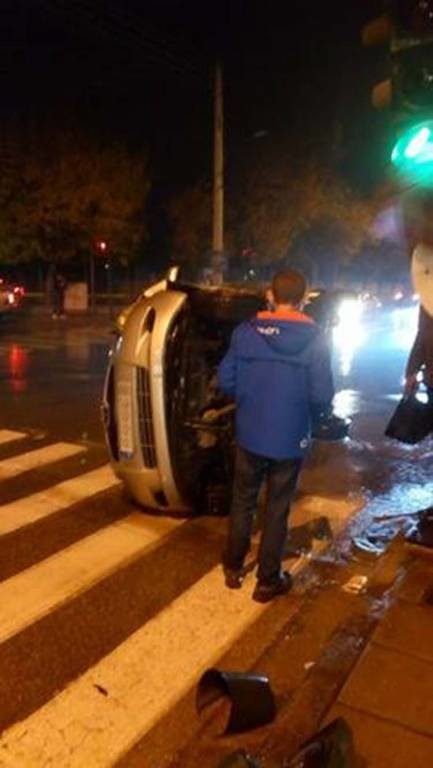 Λάρισα: Το αυτοκίνητο έκανε ...τρελή πορεία αλλά ο οδηγός βγήκε σώος και αβλαβής! (pics)