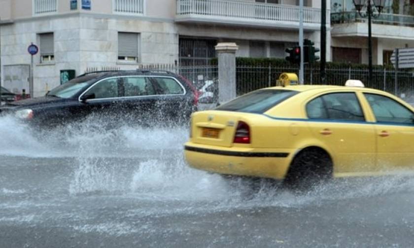 Κακοκαιρία: «Πνίγηκε» η Αττική - Προβλήματα από την ισχυρή βροχόπτωση (vids)