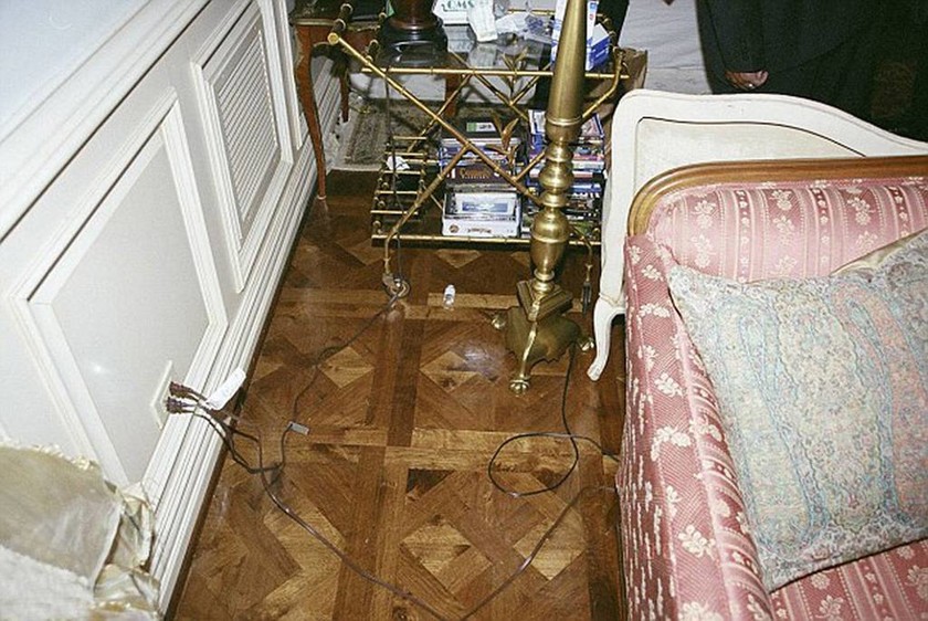 Φωτογραφίες-Σοκ από το δωμάτιο του Τζάκσον: Ναρκωτικά, ένα ματωμένο πουκάμισο και ένα «βωμός» μωρών