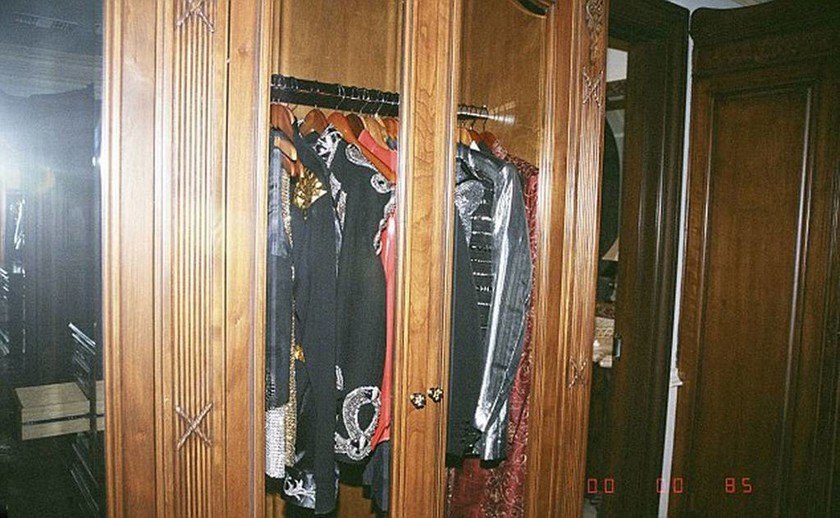 Φωτογραφίες-Σοκ από το δωμάτιο του Τζάκσον: Ναρκωτικά, ένα ματωμένο πουκάμισο και ένα «βωμός» μωρών