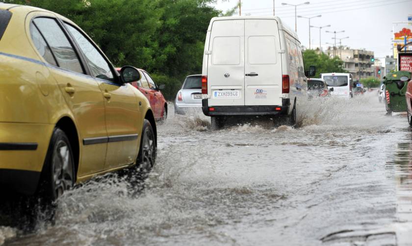 ΤΩΡΑ: Ισχυρή βροχόπτωση στην Αττική - Κυκλοφοριακό χάος