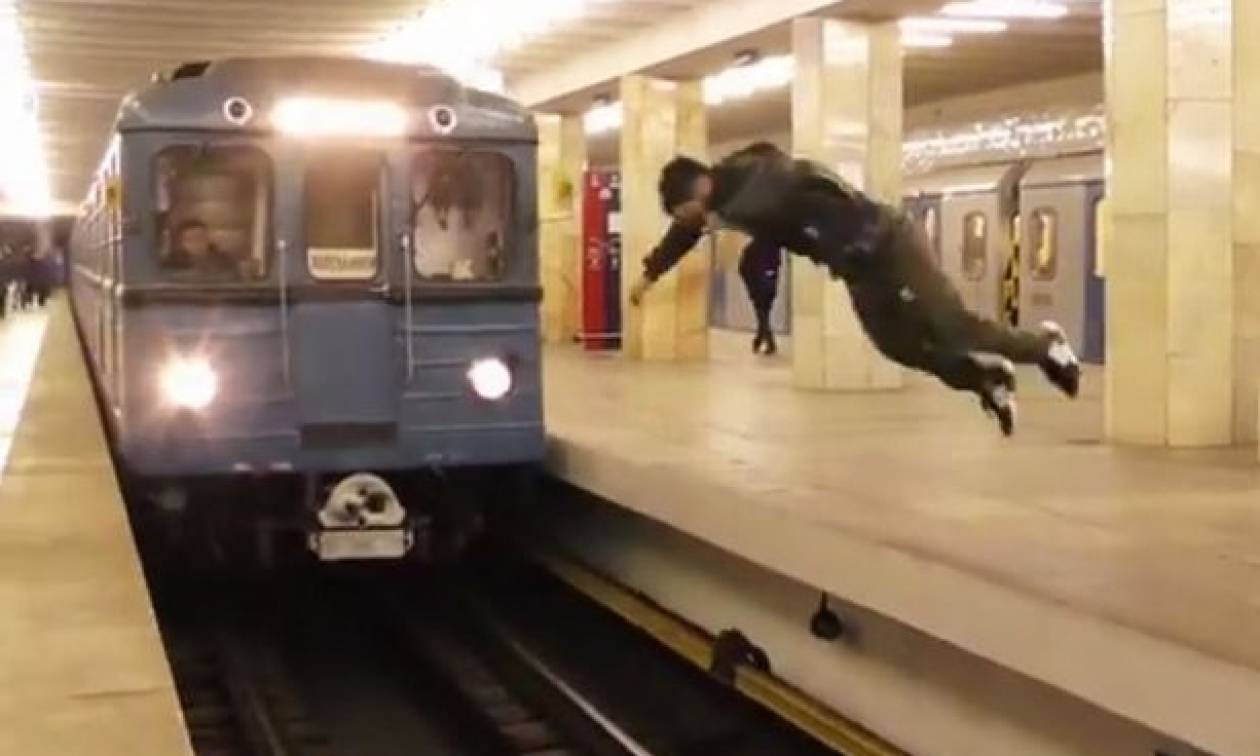 Βίντεο-Σοκ: Βουτιά «θανάτου» στις γραμμές του μετρό