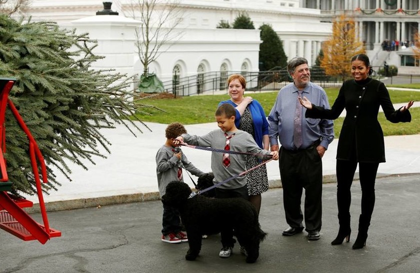 Χριστούγεννα 2016: Η Μισέλ Ομπάμα παρέλαβε για τελευταία φορά το δέντρο! (pics+vid)