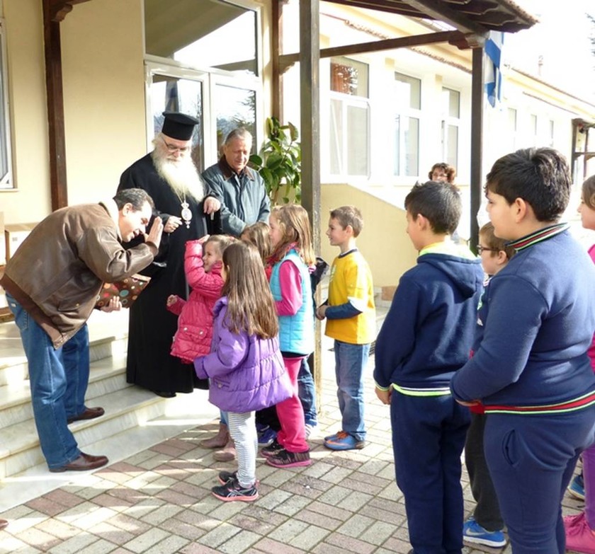 Η «Αποστολή» της Αρχιεπισκοπής στηρίζει τους ακρίτες της Καστοριάς (pics)