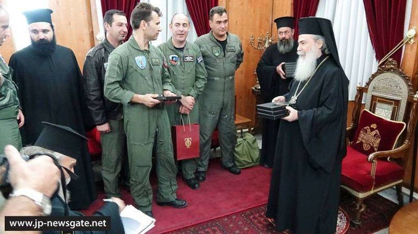 Ο Πατριάρχης Ιεροσολύμων συνεχάρη 40 Έλληνες αεροπόρους που έσβησαν τη φωτιά στη Χάιφα (video)