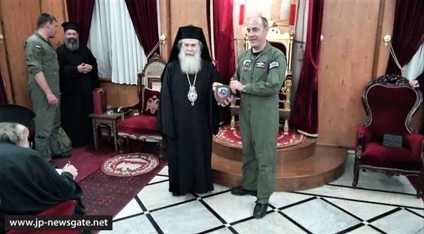 Ο Πατριάρχης Ιεροσολύμων συνεχάρη 40 Έλληνες αεροπόρους που έσβησαν τη φωτιά στη Χάιφα (video)