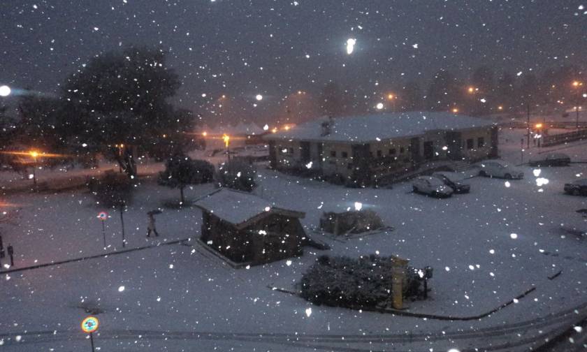 Κακοκαιρία: Χιονίζει στα ορεινά της δυτικής Θεσσαλίας