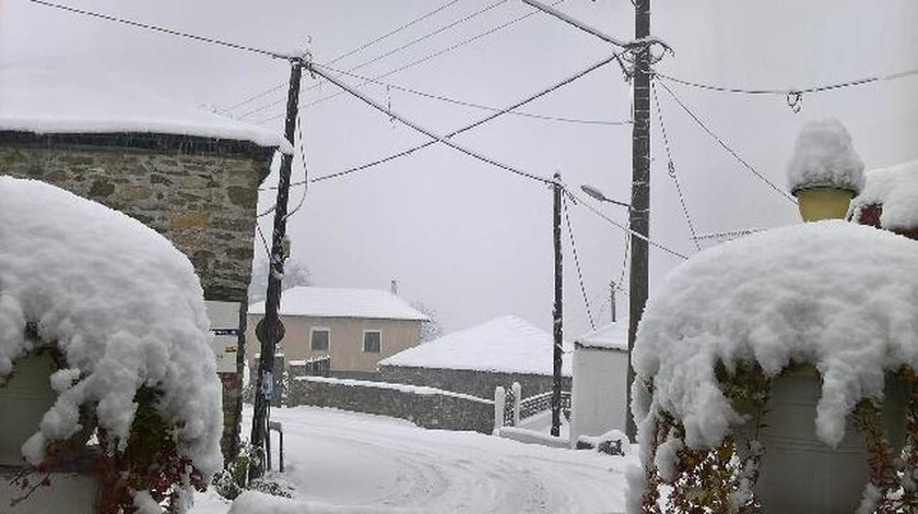 Στην «κατάψυξη» η Θεσσαλία - Πάνω από μισό μέτρο χιόνι στα Τρίκαλα