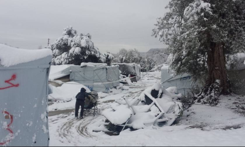 Στο έλεος του χιονιά οι πρόσφυγες - Προσπαθούν να προφυλαχτούν μέσα στις σκηνές (photo)