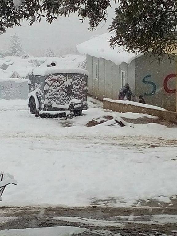 Αγωνιώδεις προσπάθειες για να μην πεθάνουν οι πρόσφυγες από το κρύο στον Όλυμπο (pics)