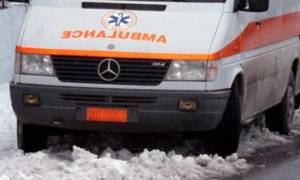 Κακοκαιρία - Λάρισα: Aκινητοποιήθηκε ασθενοφόρο εξαιτίας του χιονιά