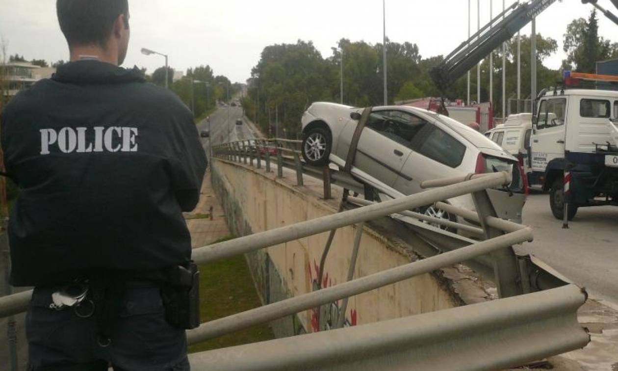 ΣΚΛΗΡΕΣ ΕΙΚΟΝΕΣ: Φρικτό τροχαίο στην Πρέβεζα – Η μπάρα διαπέρασε το αυτοκίνητο (pics+vid)