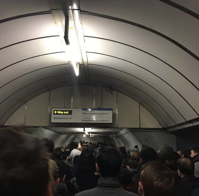 Εκκενώθηκαν τέσσερις σταθμοί μετρό του Λονδίνου (pics+vid)