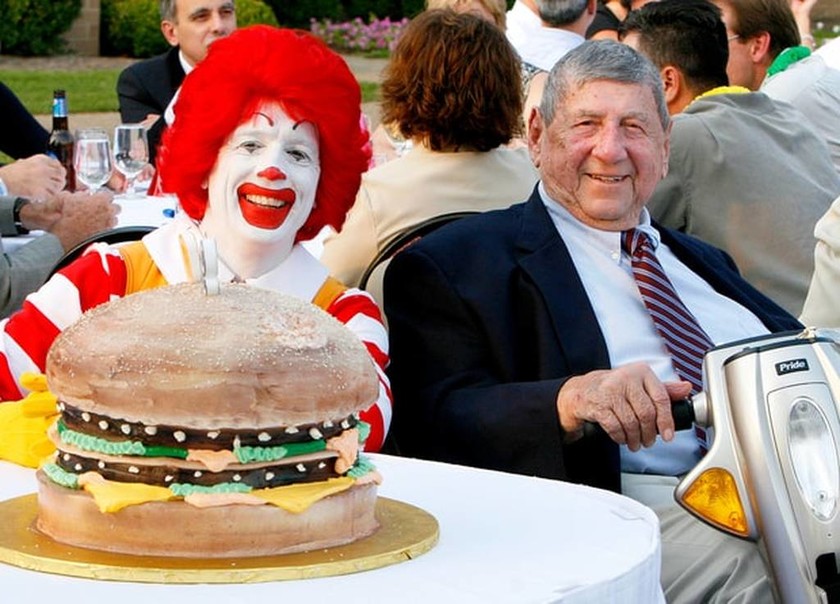 Πέθανε ο «πατέρας» του Big Mac, του πιο διάσημου μπέργκερ στον κόσμο
