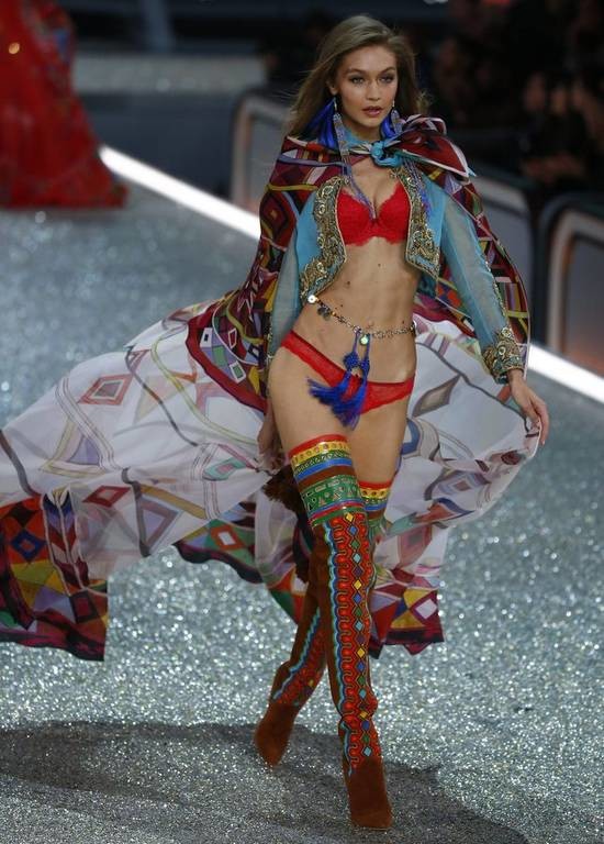 Γαλλία: «Άγγελοι» στην «κόλαση» της πασαρέλας της Victoria's Secret στο Παρίσι (Pics)