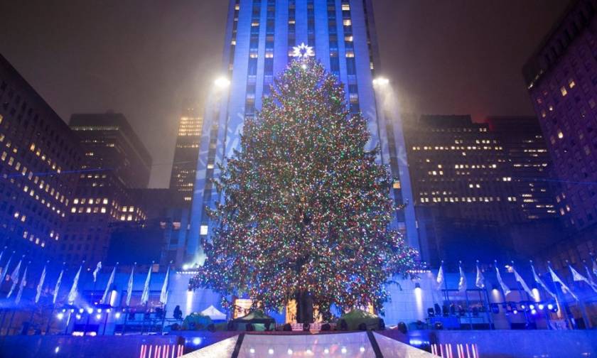 Εντυπωσιακές εικόνες: Φωταγωγήθηκε το διάσημο χριστουγενιάτικο δέντρο στο Rockefeller (pics+vid)