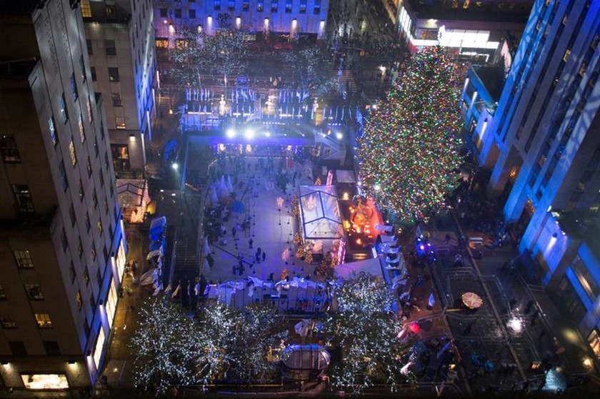 Εντυπωσιακές εικόνες: Φωταγωγήθηκε το διάσημο χριστουγενιάτικο δέντρο στο Rockefeller (pics+vid)