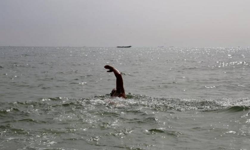 Διασχίζει τον Ατλαντικό κολυμπώντας με καρχαρίες και επικίνδυνες μέδουσες! (pics)
