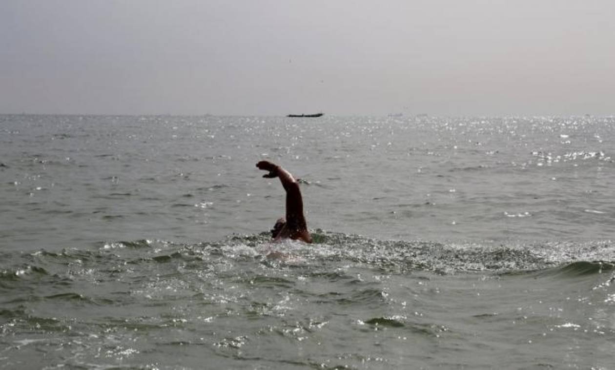 Διασχίζει τον Ατλαντικό κολυμπώντας με καρχαρίες και επικίνδυνες μέδουσες! (pics)