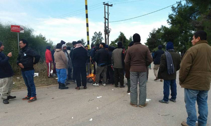 Refugees protest outside two camps as they remain unprotected in Greek frost