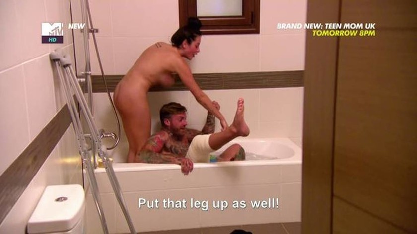 Ακατάλληλο βίντεο: Παίκτρια ριάλιτι κάνει γυμνή μπάνιο με τον πρώην – Δείτε πώς αντέδρασε ο νυν! 