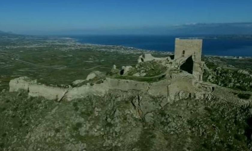 Το κάστρο με τα μνημεία της Ακροκορίνθου από ψηλά