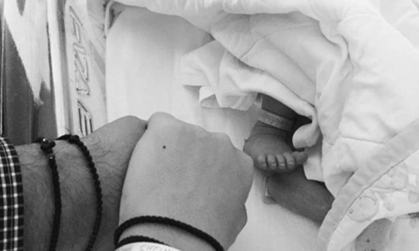 Baby Boom!  Μόλις έγιναν γονείς ζευγάρι της ελληνικής showbiz - H πρώτη φωτό του γιου τους
