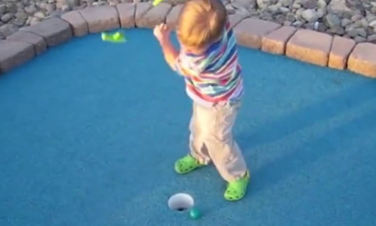 Πιτσιρικάς δεν βρίσκει το μπαλάκι του γκολφ και... ξεσπάει στο μπαστούνι (video)