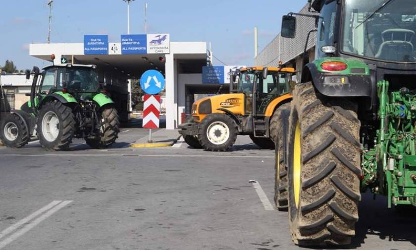 Customs office at Greek-Skopje border closed by farmers