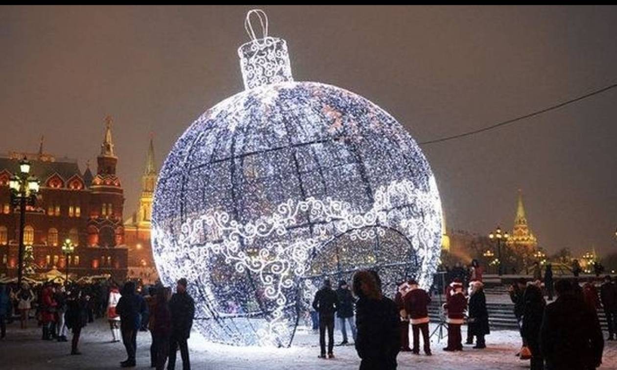 Η μεγαλύτερη χριστουγεννιάτικη μπάλα στολίζει τη Μόσχα