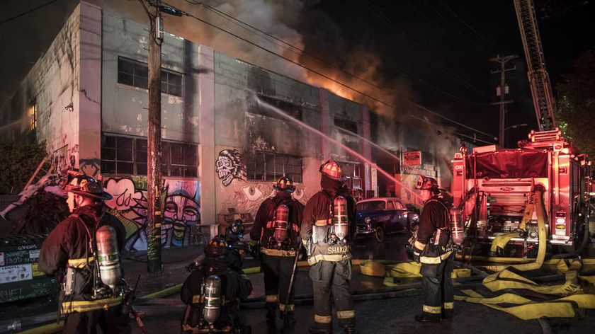 Μεγάλη τραγωδία στις ΗΠΑ: Περίπου 30 άνθρωποι κάηκαν ζωντανοί από πυρκαγιά σε πάρτι (Pics+Vid)