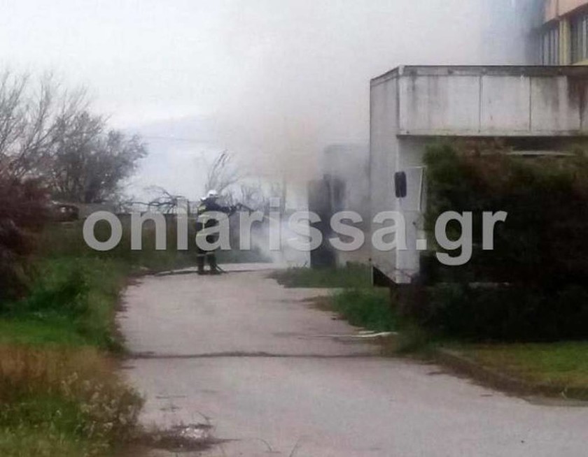 Λάρισα: Πυρκαγιά ξέσπασε σε εργοστάσιο επίπλων (pics)