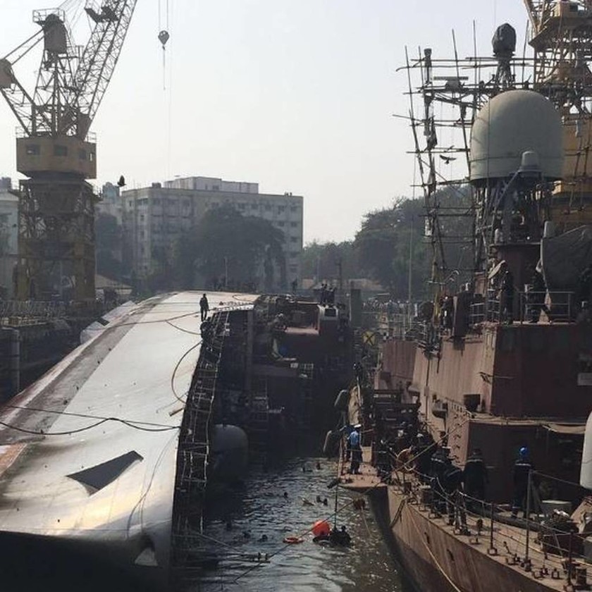 Τραγωδία σε ναυπηγείο: Ανατράπηκε πλοίο - Τουλάχιστον δύο νεκροί (pics)