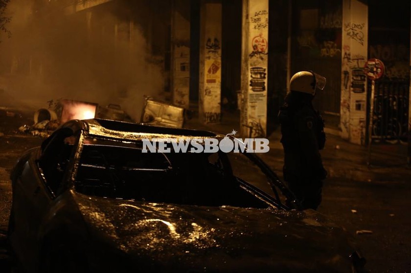 Επέτειος Γρηγορόπουλου - Επεισόδια: Στις φλόγες αυτοκίνητο στα Εξάρχεια (pics)