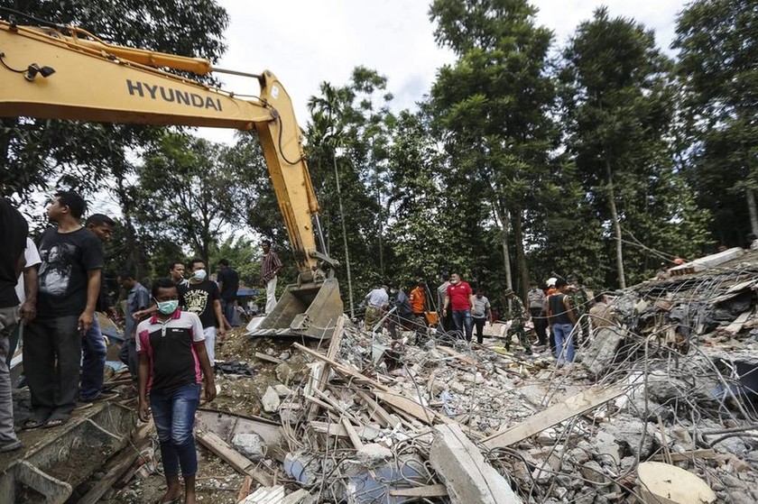 Σεισμός Σουμάτρα-Ινδονησία: Δεκάδες νεκροί και εκατοντάδες παγιδευμένοι στα συντρίμμια (Pics+Vids)