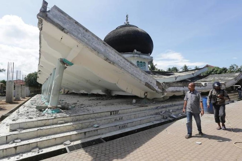 Σεισμός Σουμάτρα-Ινδονησία: Δεκάδες νεκροί και εκατοντάδες παγιδευμένοι στα συντρίμμια (Pics+Vids)