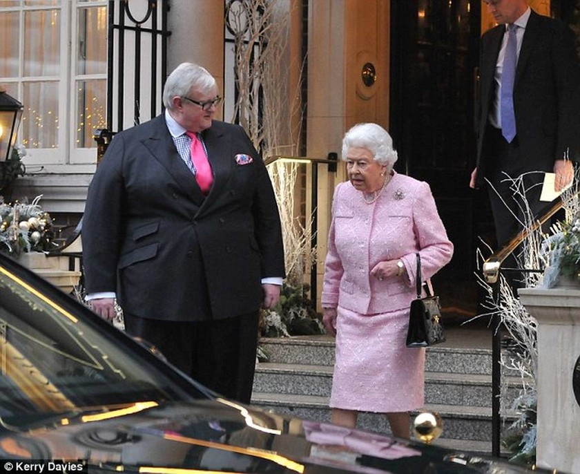Πανικός στη Βρετανία: Μεθυσμένος εισέβαλε στο ξενοδοχείο που έτρωγε η βασίλισσα Ελισάβετ (pics+vid)