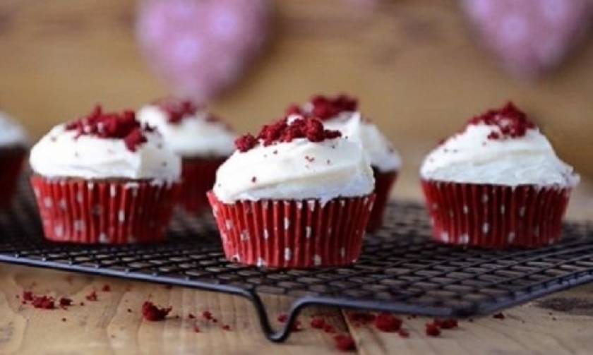 Εύκολα χριστουγεννιάτικα red velvet cupcakes - Δοκιμάστε τα!
