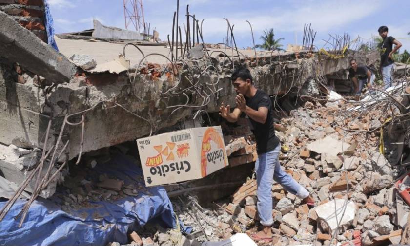 Τραγωδία στην Ινδονησία: Τουλάχιστον 100 οι νεκροί από το σεισμό των 6,5 Ρίχτερ (pics)