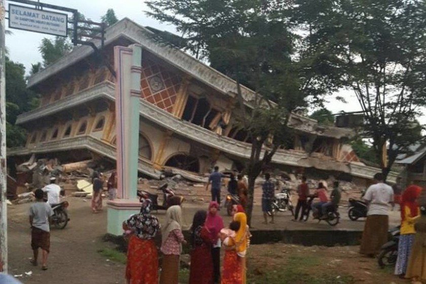 Τραγωδία στην Ινδονησία: Τουλάχιστον 100 οι νεκροί από το σεισμό των 6,5 Ρίχτερ (pics)