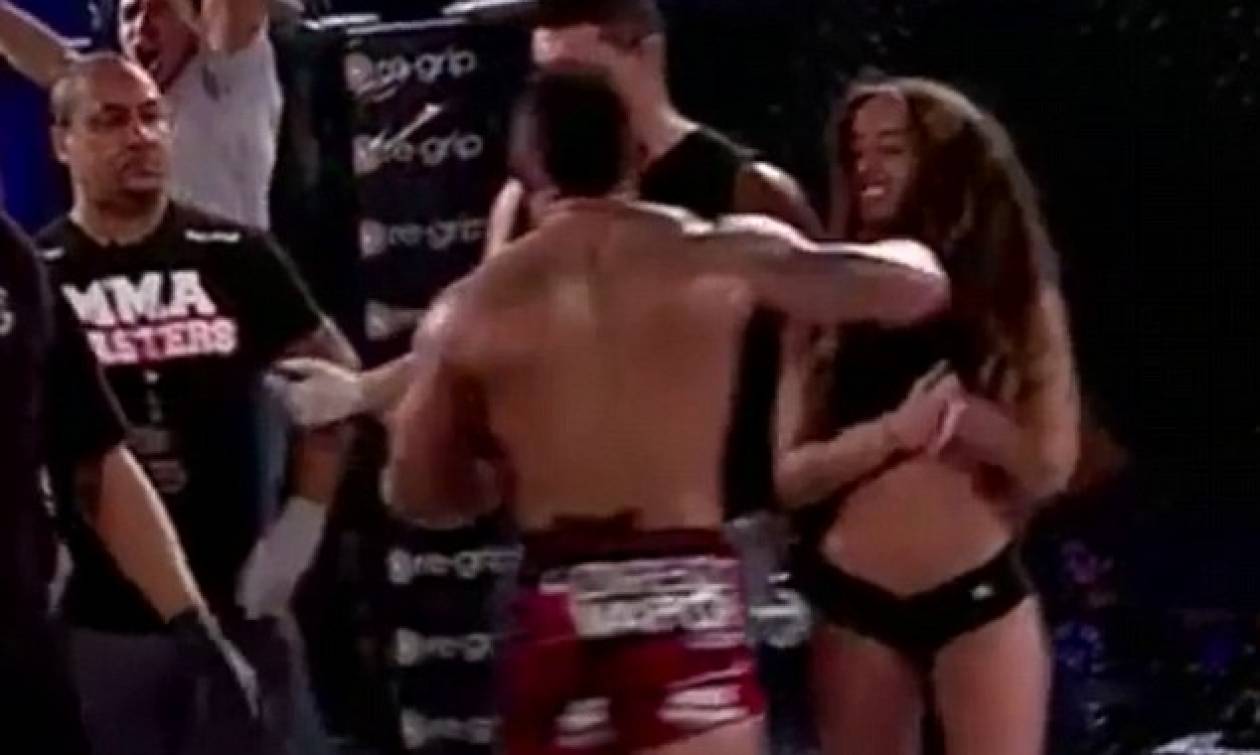 Αθλητής MMA έχασε στον αγώνα κι έριξε μπουνιά στο κορίτσι του ρινγκ! (vid)