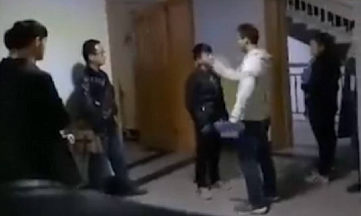 Βίντεο σοκ: Καθηγητής ανάγκασε αργοπορημένους φοιτητές να χαστουκίσουν ο ένας τον άλλον!