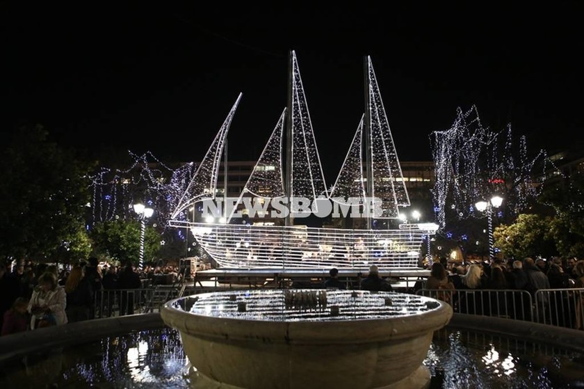Χριστούγεννα 2016: Φωταγωγήθηκε η πλατεία Συντάγματος (pics&vid)