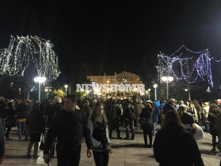 Χριστούγεννα 2016: Φωταγωγήθηκε η πλατεία Συντάγματος (pics&vid)