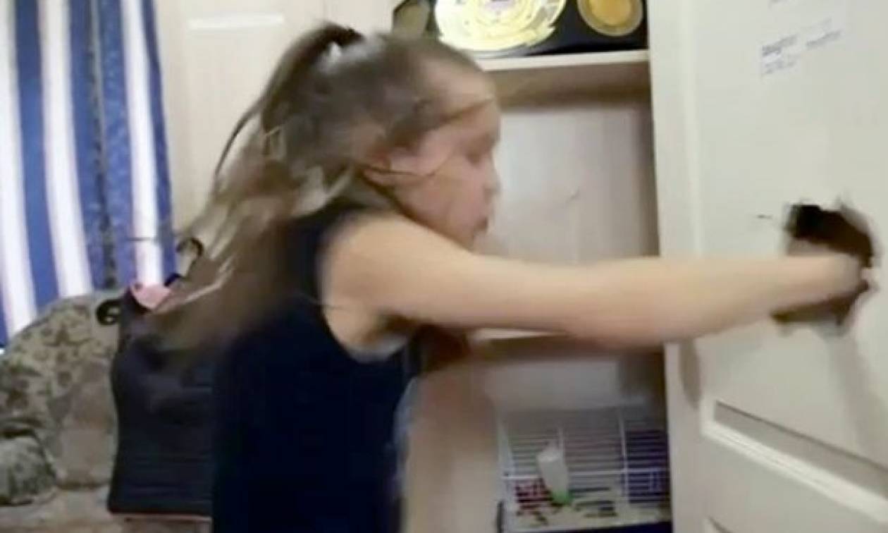 Δεν τα βάζεις μαζί της: 9χρονη μποξέρ σπάει με τις γροθιές την πόρτα του δωματίου της! (vid)