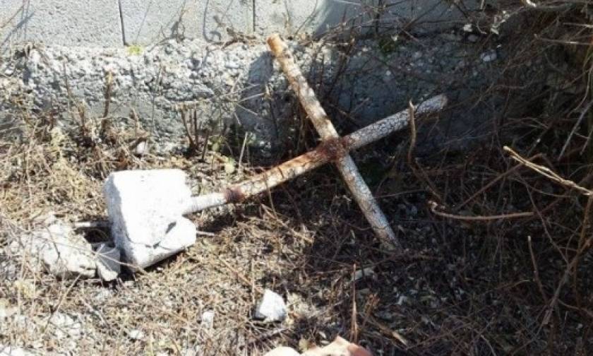Πρόκληση! Αλβανοί γκρεμίζουν σταυρούς από μοναστήρια και ξωκλήσια στην Βόρειο Ήπειρο