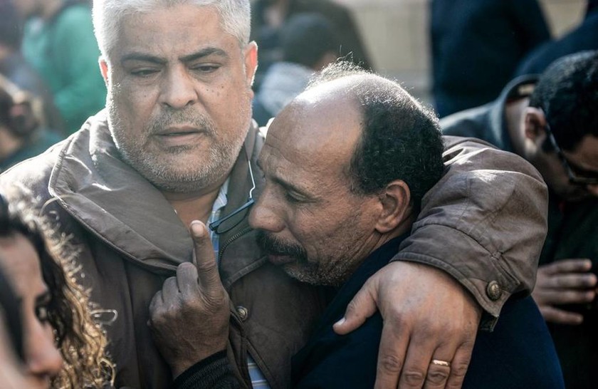 Θρήνος στην Αίγυπτο: Στους 25 οι νεκροί από τη βομβιστική επίθεση σε χριστιανική εκκλησία  (2)