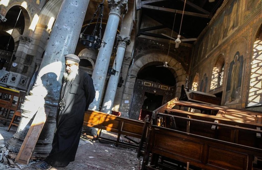 Θρήνος στην Αίγυπτο: Στους 25 οι νεκροί από τη βομβιστική επίθεση σε χριστιανική εκκλησία  (2)